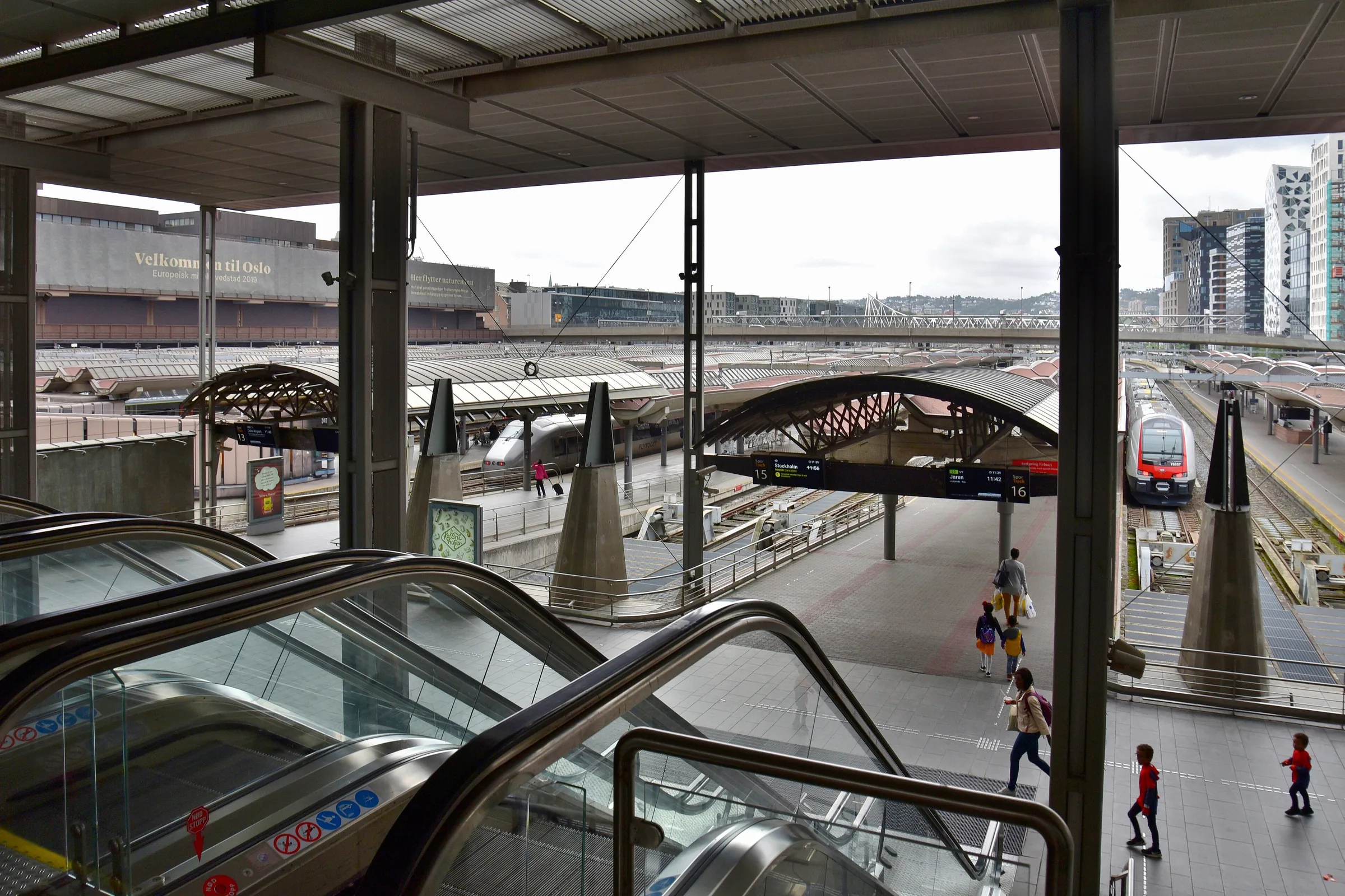 Andenes de la estación central de Oslo (Oslo S) desde lo alto de las escaleras mecánicas