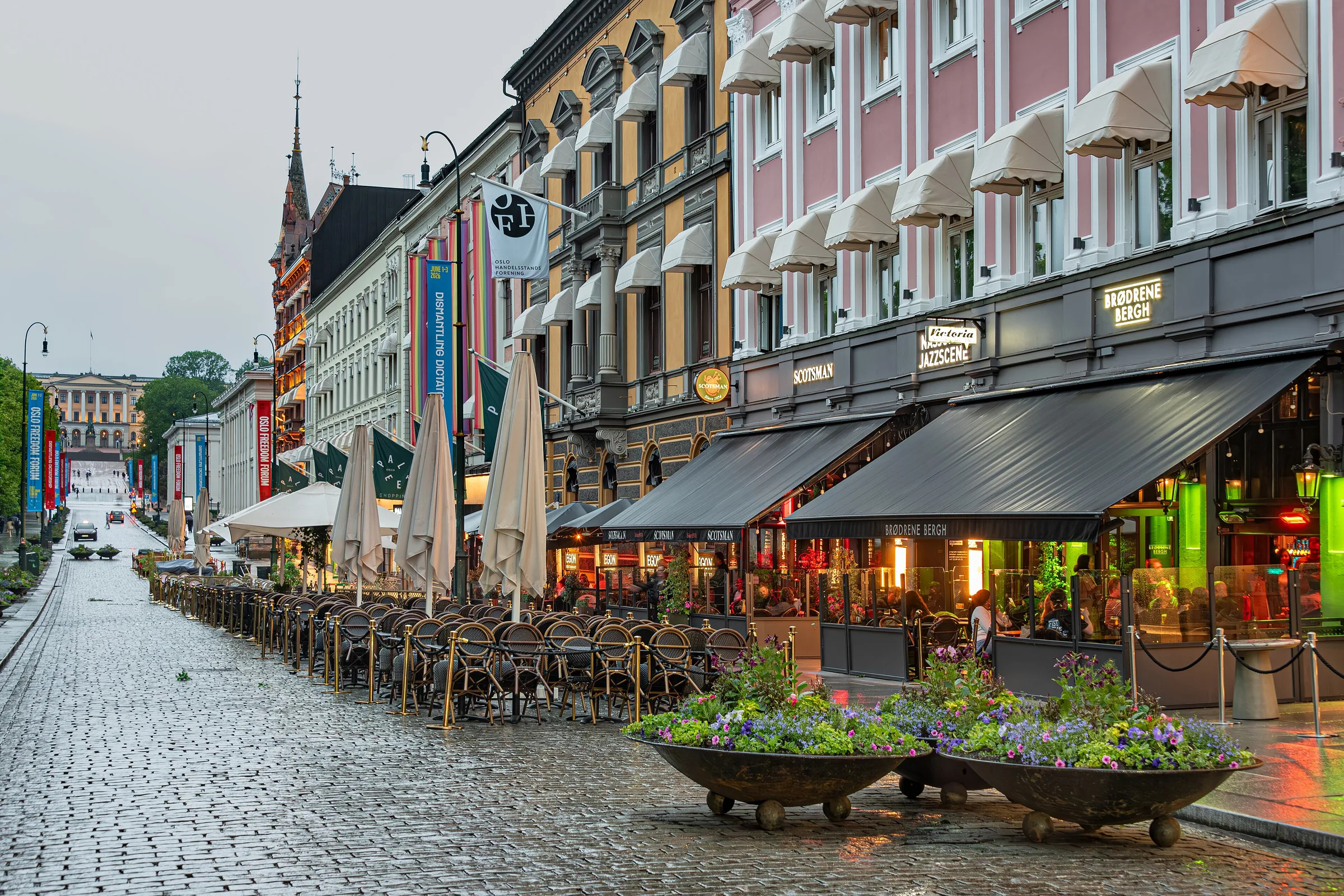 Terrazas en Karl Johans gate, la calle principal del centro de Oslo