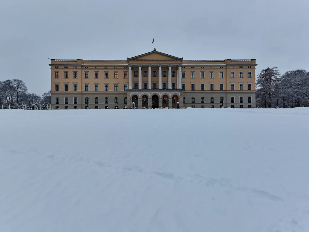 Fachada del Palacio Real de Oslo con la explanada nevada delante