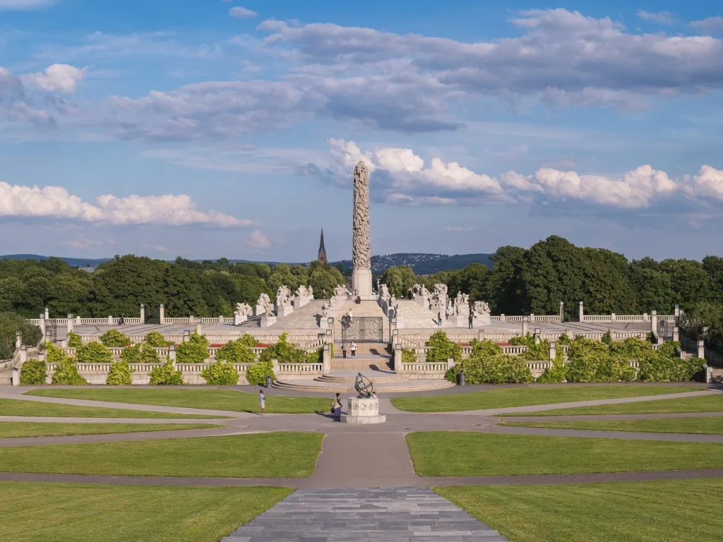 El Monolito sobre su plataforma, rodeado de esculturas, en el parque Vigeland