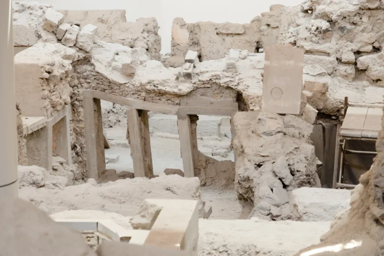 Ruinas de casas de la ciudad prehistórica de Akrotiri con vigas de madera bajo la cubierta del yacimiento