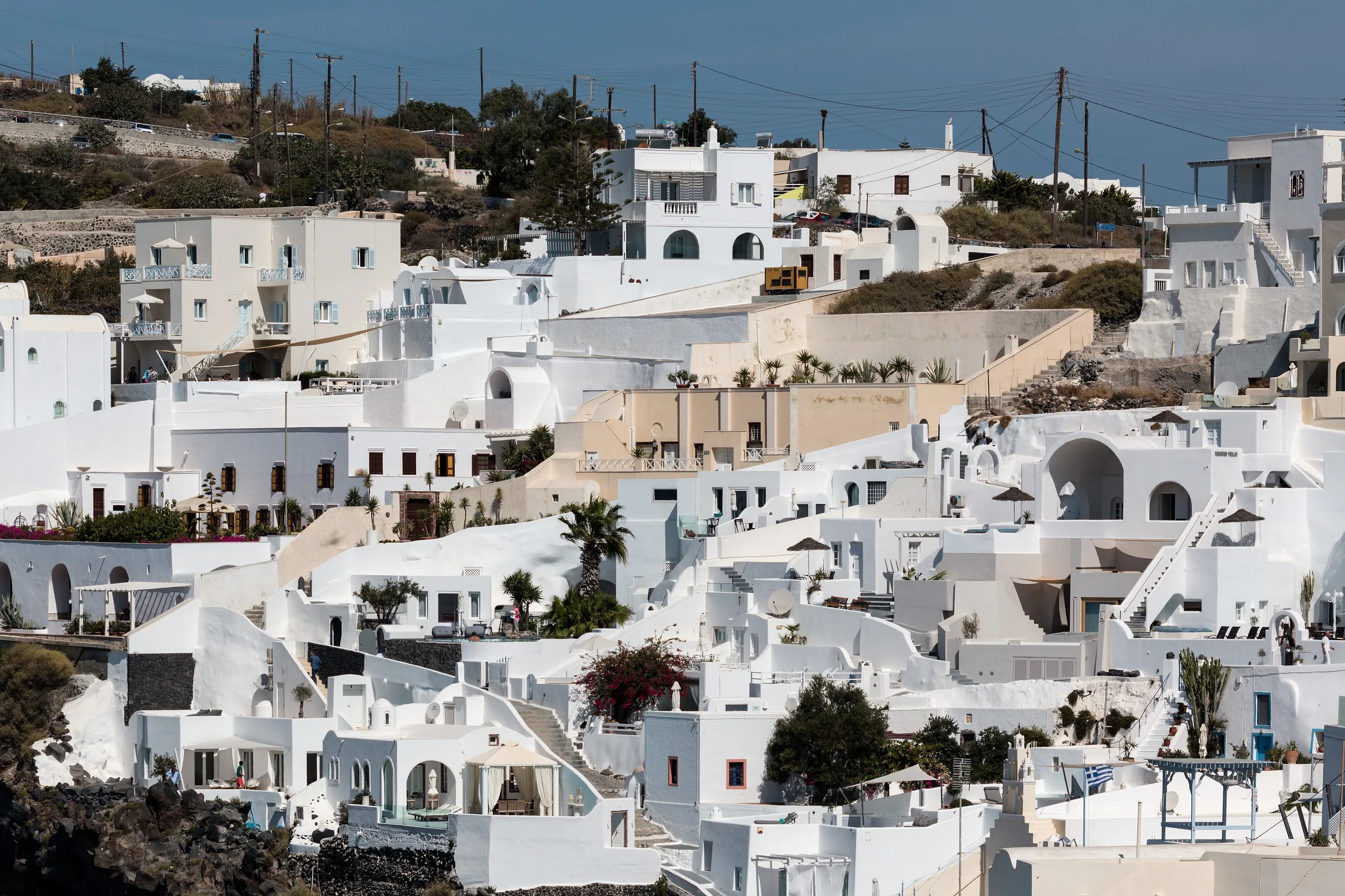 Casas blancas de Fira escalonadas en la ladera de la caldera de Santorini, de donde sale el camino a Oia