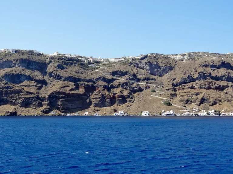 Acantilado de Thirasia con el pueblo de Manolas en lo alto y el puerto de Korfos al pie, visto desde el mar